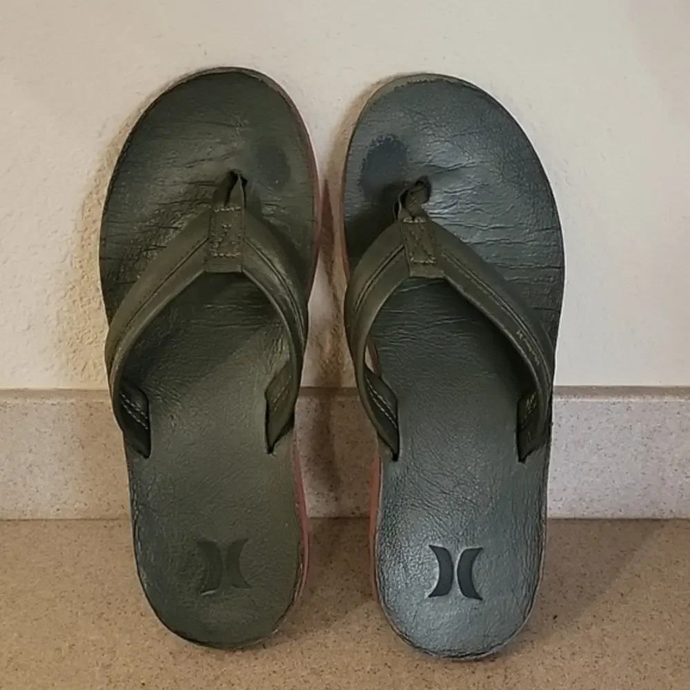 *MEN'S HURLEY LEATHER FLIP FLOPS SANDA)S (sz 7)‎